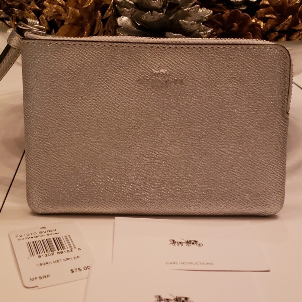 NWT Coach metalic silver pebble leather wristlet